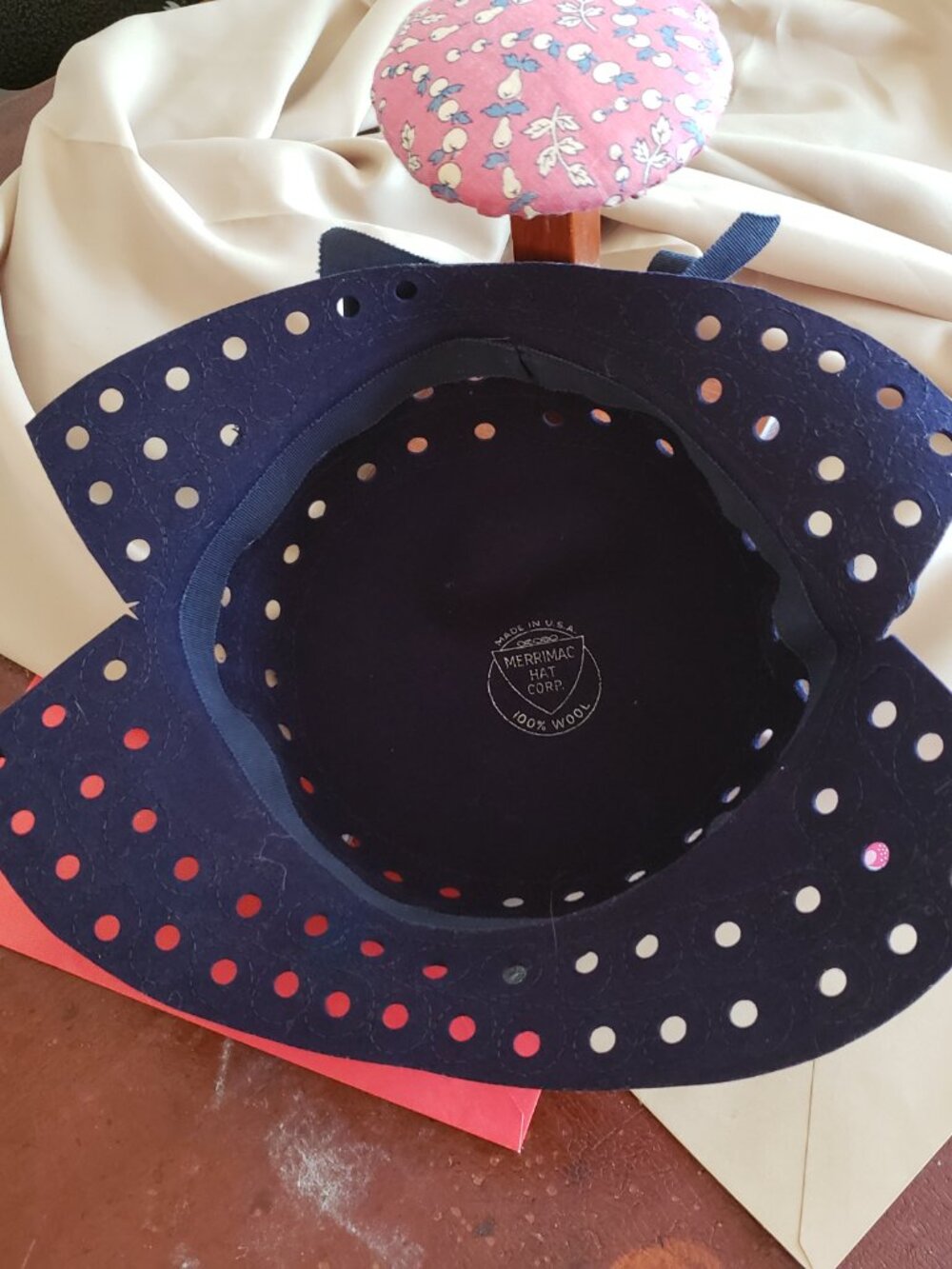 VINTAGE MERRIMAC HAT, BEAUTIFUL NAVY BLUE STLYLISH GO TO TOWN HAT 1950'S - Picture 4 of 8